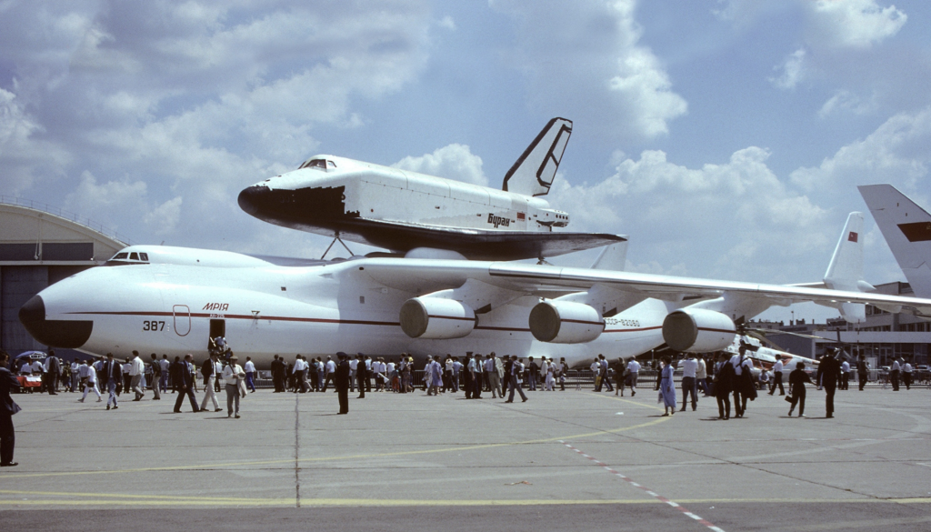 The AN225 with the Energia Buran in the Paris Airshow 1989